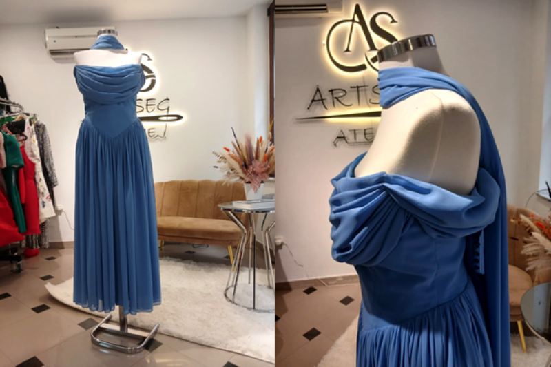 Fustan elegant Azure Drapé Dress nga Atelie ARTSEG, fustan blu elegant, fustan mbrëmjeje blu, fustan me drapim, fustan eventesh, fustan i gjatë elegant, fustan modern femrash, fustan elegant me qera, fustan festiv me qera, fustan blu i butë